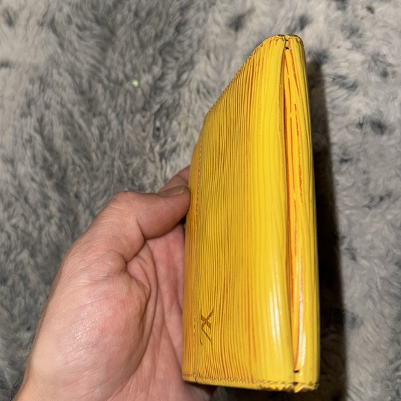 Men’s or Women’s Louis Vuitton Yellow with Royal Purple Laker colors inside.9/10 - Picture 10 of 16